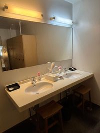 シャワー後はドライヤー有 - ビビットジム ビビットゴルフ 名古屋高岳店 シャワールームの室内の写真