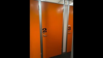 「２」と書いてあるお部屋をご利用ください。中から施錠できるため安心してお使い頂けます。 - 麻布十番ライズオフィス 麻布十番ライズオフィス　一人用個室【No.2】の入口の写真