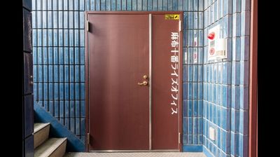 ビル6Fの「麻布十番ライズオフィス」と記載されたドアからお入りください。 - 麻布十番ライズオフィス 麻布十番ライズオフィス　一人用個室【No.2】の入口の写真