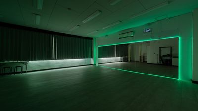 遮光カーテンを閉めてLEDライトのダンスも楽しめます - PALETTEスタジオ 百合ヶ丘の室内の写真