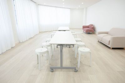 長テーブル２台・スツール１５脚 - LULU HOUSEの設備の写真