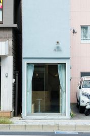 ブルーグレーのシンプルな外壁の路面店舗です。 - Marmelo Marmelo 〜マルメロ〜の外観の写真