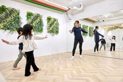 広々40㎡超/大型鏡計6m超/調光調色/ダンス・ポージング・演劇・撮影・楽器演奏可☆/プロ監修撮影スペースも併設 - Studio Green & FOTO 永福町 Studio Green 永福町の室内の写真