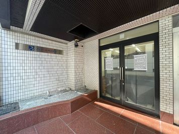 １Fで目立ちますが、パーテーションで室内が見えないようにできます。 - レンタルスペース岡山駅西口 【 Ｎｅｗ !! 】レンタルスペース岡山駅西口【1階】101号室の入口の写真