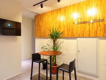 待合スペースもございます - 【新宿御苑前の新店舗】【完全個室型レンタルサロン】エステ・整体 新宿御苑前：完全個室レンタルサロンの入口の写真