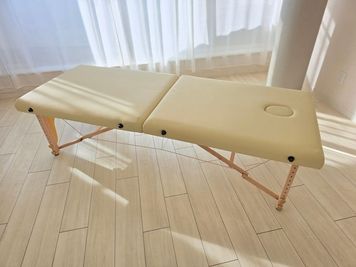 折り畳み施術ベッド。 - スタジオ白猫屋　青葉台店 白猫屋青葉台店配信可能レンタルスタジオの設備の写真