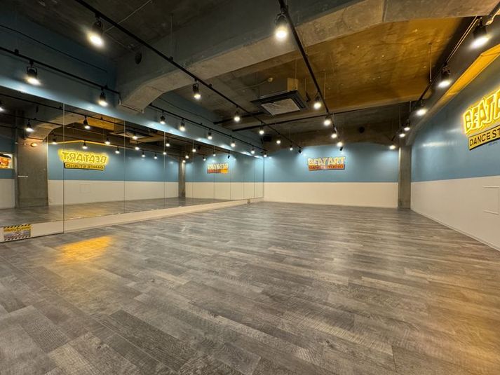 9メートル超の超広角ミラー！フォーメーションの端までしっかりチェック可能 - 箕面船場阪大前スタジオ 箕面船場阪大前スタジオ　Astudioの室内の写真