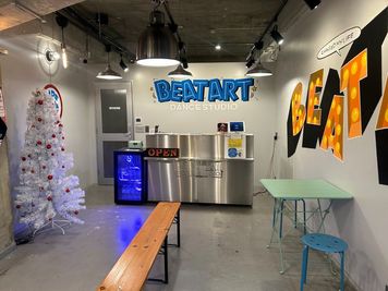 広々としたロビーです。ベンチやテーブルセットがあり、準備の時間も快適にお過ごしいただけます。 - 箕面船場阪大前スタジオ 箕面船場阪大前スタジオ　Bstudioのその他の写真