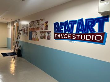 エレベーターを降りて左に進むと大きなスタジオロゴがお出迎え！初めての方でも迷わず安心してお越しいただけます。 - 箕面船場阪大前スタジオ 箕面船場阪大前スタジオ　Bstudioの入口の写真