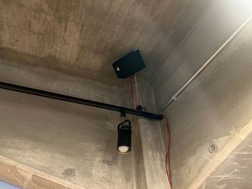 耳に心地よい重低音。天井スピーカーならではの臨場感あふれる音響体験 - 箕面船場阪大前スタジオ 箕面船場阪大前スタジオ　Cstudioの設備の写真