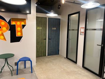 ロビー左手、真ん中にある扉がDスタジオです。各扉にスタジオ名が表記されていますので、迷わずご入室いただけます。左側グリーンとブルーの扉が、完全個室の更衣室です。 - 箕面船場阪大前スタジオ 箕面船場阪大前スタジオ　Dstudioのその他の写真