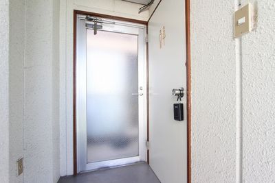 レンタルスペース入口（右扉：キッチン・トイレ入口) - レンタルサロンStep赤坂 【赤坂5分・乃木坂4分・駅近】レンタルサロン Step赤坂の入口の写真