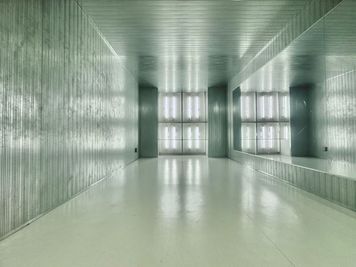 バックライトでシルエット撮影！Tiktok撮影に最適なレンタルスペース・ダンススタジオ！ヨガ/フィットネス/動画撮影【1F】 - in the house / Shibuya