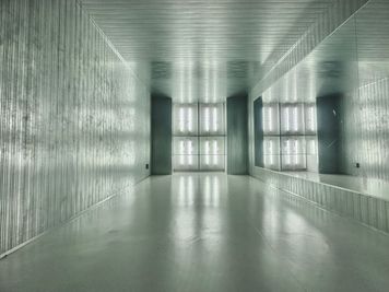 蛍光灯のみ - in the house / Shibuya "Gallery" 1Fの室内の写真