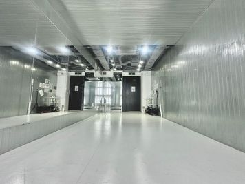 天井照明＋蛍光灯 - in the house / Shibuya "Gallery" 1Fの室内の写真