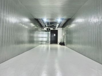 天井照明＋蛍光灯 (鏡取り外しオプション) - in the house / Shibuya "Gallery" 1Fの室内の写真