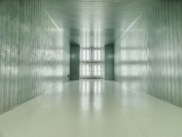 天井照明＋蛍光灯 (鏡取り外しオプション) - in the house / Shibuya "Gallery" 1Fの室内の写真