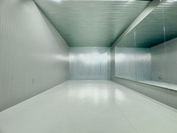 Tiktok撮影に最適なレンタルスペース・ダンススタジオ！ヨガ/フィットネス/動画撮影【2F】ベースカラー：グレー - in the house / Shibuya