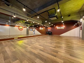  9.2mの超広角鏡！最大30名可｜動画映え調光＆重低音スピーカー完備｜ダンス・武道・フラ・演劇稽古に - 箕面船場阪大前スタジオ