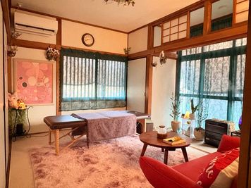 施術やセッションに使えるベッドを備えた室内です。 - kukuna kukuna｜静かに過ごせる個人宅レンタルスペースの室内の写真