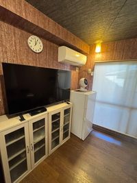 ◯REGZA 50インチ
◯2ドア冷蔵庫（冷凍庫付） - キッチンスタジオ幸楽の室内の写真