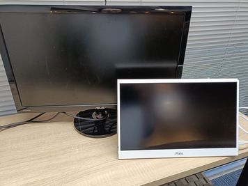 貸出モニター（23.8インチ、15.6インチ）接続用ケーブル各種付 - コワーキングスペースKanoa 半個室の設備の写真