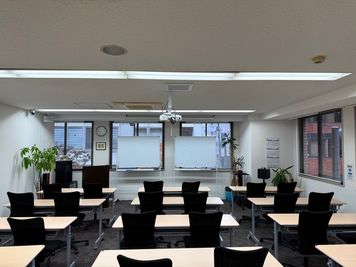 【人形町駅・小伝馬町駅から共に徒歩4分】窓が多く明るい室内 ♪ 社内会議、イベント、 セミナー会場、打ち合わせに最適 ♪ - 日本橋人形町「シェア」