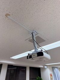 プロジェクターは天井設置済で設置の手間を省きます！ - 日本橋人形町「シェア」 貸会議室【B】の室内の写真