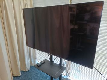 特大モニター（貸出可能です）プレゼンでのスライド投影練習などに - コワーキングスペースKanoa 土日コワーキングスペースの設備の写真