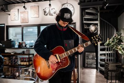 フィッシュマンのアンプ、マイク等もありますので、ライブ等のイベントも可能です。 - 体験型広告スペース 『カメレオ』 Chameleo （カメレオ）の室内の写真