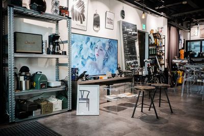 推し活にも使える６５インチTVもあります。推しの映像等を映して推し活も可能です。 - 体験型広告スペース 『カメレオ』 Chameleo （カメレオ）の室内の写真