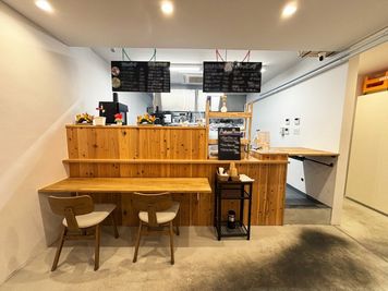 正面奥 - カフェスペースLemon カフェスペース貸切（キッチン利用無し）／最大16名の室内の写真