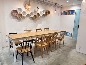 レイアウト4 - カフェスペースLemon カフェスペース貸切（キッチン利用無し）／最大16名の室内の写真