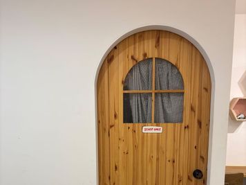 オリジナルで設計したかわいい扉があります。（スタッフ以外立入禁止です。） - カフェスペースLemon カフェスペース貸切（キッチン利用無し）／最大16名の室内の写真