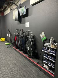 レンタル備品無料！手ぶらでOK - SWING24/7高座渋谷駅前店 インドアシミュレーションゴルフ練習場の設備の写真