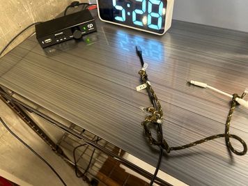 iPhone / 各種スマホ接続用ケーブル完備（イヤホンジャック変換アダプタもご用意）。 - 箕面船場阪大前スタジオ 箕面船場阪大前スタジオ　Cstudioの設備の写真