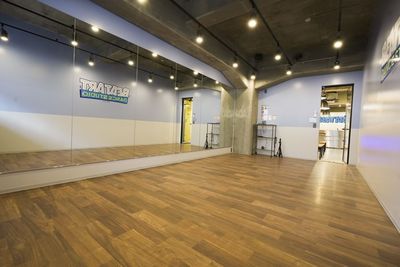 【箕面船場阪大前4分】地域最安級  個人練習・TikTok撮影に最適｜調光ライトで映える動画を！ - 箕面船場阪大前スタジオ