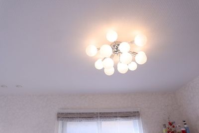 大塚家具のシャンデリア　床も特注の大理石調の白 - レンタルスペース恋姫館天王寺店セルフスタジオ 恋姫セルフスタジオ天王寺駅♡最高級バカラシャンデリアの個室戸建ての室内の写真
