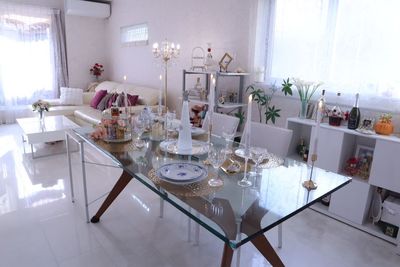 バカラワイングラス♡フィリコ製ボトルマイセン♡Wedgwoodコーヒーカップ
バカラデキャンタ全て本物 - レンタルスペース恋姫館天王寺店セルフスタジオ 恋姫セルフスタジオ天王寺駅♡最高級バカラシャンデリアの個室戸建ての室内の写真