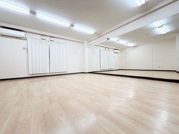 NEW!【新宿三丁目駅3分、新宿周辺】大型鏡計4.5m／広々30㎡スタジオでダンス・ヨガ・コスプレ・撮影・演劇におすすめ☆ - KS レンタルスペース新宿