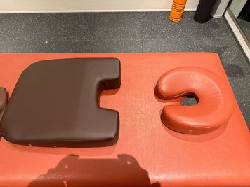 枕、胸あてなどは無料で利用いただけます - 【新宿御苑前の新店舗】【完全個室型レンタルサロン】エステ・整体 新宿御苑前：完全個室レンタルサロンの設備の写真