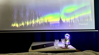 シアター401 小部屋ラボ・シアター山科駅前｜100型大画面＆寝転べるソファ🎬の室内の写真