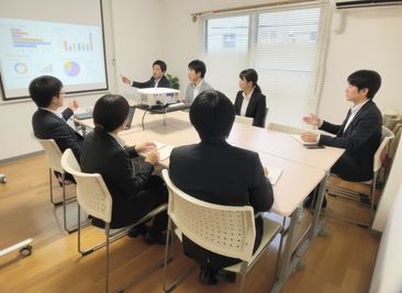 会議・打ち合わせ・商談にご利用頂いております。
７０インチプロジェクタースクリーン・プロジェクター・４０インチモニターをご利用可能です。 - TSUBAKI西船橋 TSUBAKI西船橋スペースの室内の写真