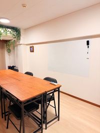 大きなホワイトボードがあります。 - ツリーオブライフ名古屋 机と椅子とホワイトボードしかないから安い貸し会議室🌿✨の室内の写真