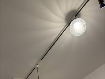 天井には家具屋さんで仕入れた照明 - カフェスペースLemon カフェスペース貸切（キッチン利用無し）／最大16名の設備の写真