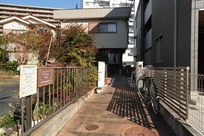 外観－奥の建物の２階になります♪ - レンタルサロン灯-tomori-の外観の写真