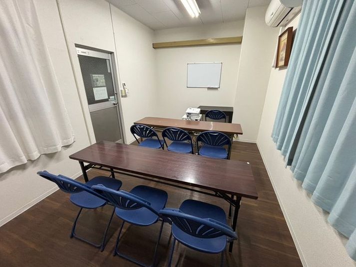 冷暖房、ホワイトボード、プロジェクター - サングリーンスポーツ京都 レンタルミーティングルーム 南別館の室内の写真