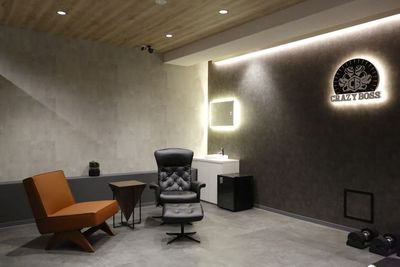 イタリア製高級ソファでゆったりとくつろげます。 - トレーニングスペースCRAZY BOSS トレーニングスペースCRAZY BOSS（通常価格）の室内の写真