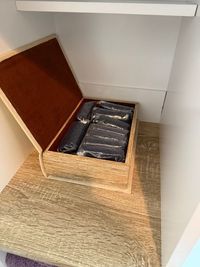 紙パンツ/紙ブラ（洗面所のタオル棚な中央） - 銀座レンタルサロン レンタルサロン　エステ　整体　カウンセリング　ヒーリング　の設備の写真