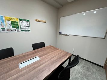いいオフィス恵比寿 【恵比寿駅徒歩1分】4名会議室（Room E） 【3階】の室内の写真
